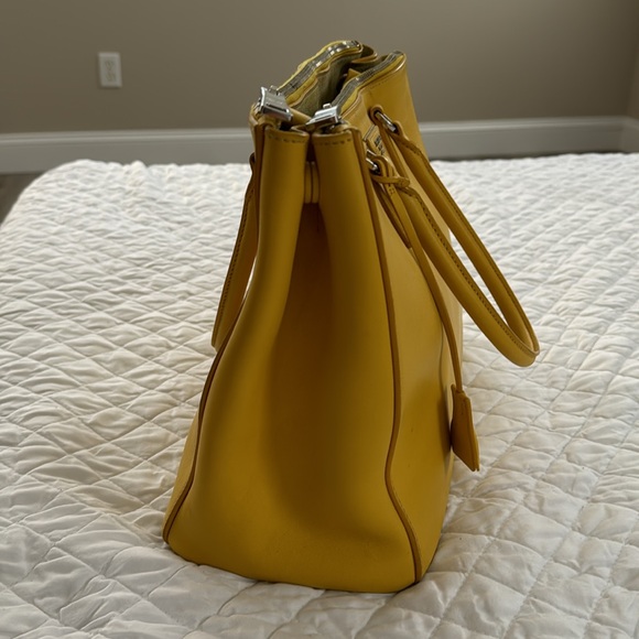 Prada Borsa a Mano Color:  Sole Material: City Calf.  Size: 13”x10”x 6” - Picture 2 of 8